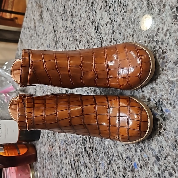 Jules and James, New, Sz. 6, faux-alligator, 3.5 in. Heel, ankle boots. - Picture 2 of 9